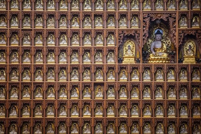 Xung quanh những tượng Phật lớn là 10.000 tượng nhỏ, được đặt tương ứng trên tường của Đại điện Quang Minh.