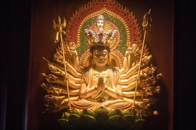 Tượng gỗ Thiên thủ Thiên nhãn Thập nhất Diện Quán Thế Âm Bồ Tát được đặt trong tủ thờ tại của chùa.