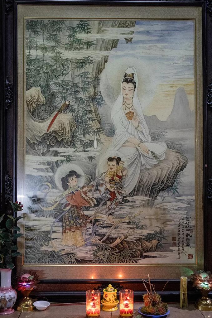 Tranh vẽ Thiện Tài đồng tử, Long Nữ đứng trên mây, cùng với Quán Thế Âm Bồ Tát mang đậm nét văn hoá của người Hoa.