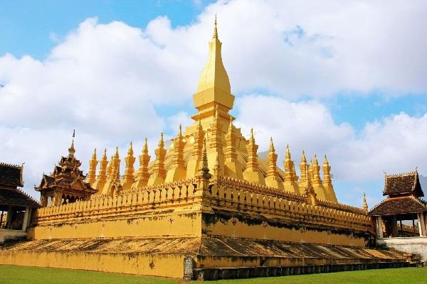 Trong số những ngôi chùa có mặt trên lãnh thổ Lào thì ngôi chùa That Luang được xem như là biểu tượng của Đất nước Lào, bởi những chuyến hành hương Phật giáo sang Lào của khách du lịch đều không thể thiếu vắng ngôi chùa này. Chùa That Luang được in trên tiền và quốc huy của Lào. Vì thế tên tuổi của chùa này đã trở nên quá nổi tiếng.