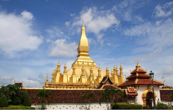 Chùa That Luang được vua Xệt-thả-thi-lạt cho khởi công xây dựng vào năm 1566 trên nền phế tích của một ngôi đền mang kiến trúc Ấn Đô. Điểm nhấn nổi bậc của chùa That Luang là bên ngoài được dát vàng óng ánh rực rỡ, kiến trúc mang đậm phong cánh truyền thống của người Lào.