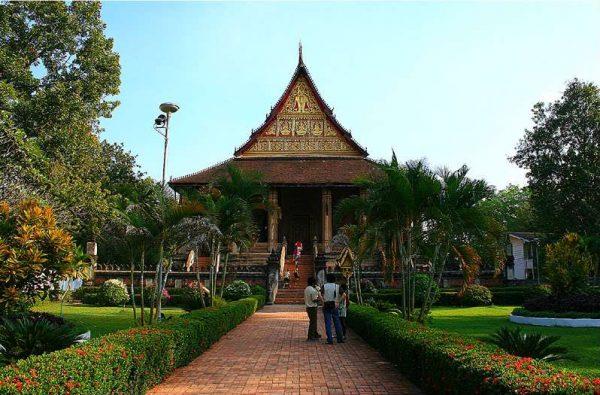 Chùa Phra Keo là ngôi chùa linh thiêng, có tầm quan trọng đứng thứ hai sau chùa That Luang.