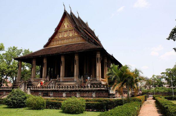 Chùa từng bị hủy hoại hoàn toàn trong chiến tranh. Đến năm 1936 người dân Lào đã xây dựng lại ngôi chùa và đến năm 1942 thì hoàn thành.