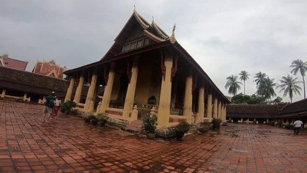 Chùa Wat Sisaket tọa lạc trên đường Sethathirath tại thủ đô Viêng Chăn, chùa là nơi lưu giữ, bảo lưu hơn 10 nghìn bức tượng Phật được tạc khắc từ nhiều chất liệu như bạc, đồng, đá, gỗ hay thạch cao với rất nhiều kích thước lớn nhỏ khác nhau.