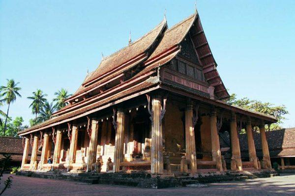 Chùa Wat Sisaket được vua Chao Anouvong cho khởi công xây dựng năm 1818, chùa được xây theo kiến trúc Bangkok. Wat Sisaket cũng là một ngôi chùa có rất nhiều góc view rất đẹp để chụp ảnh.