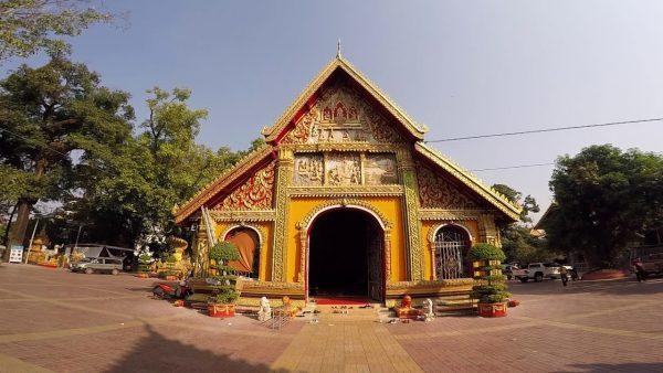 Wat Simuang là ngôi chùa được người dân Lào xem là nơi linh thiêng nhất. Chùa còn được gọi với tên khác là chùa Mẹ. Wat Simuang được xây dựng vào năm 1566, tọa lạc ngay trung tâm của thủ đô Viêng Chăn. Là nơi hành hương thu hút đông đảo du khách và người dân địa phương gần xa lễ bái đến cầu an.