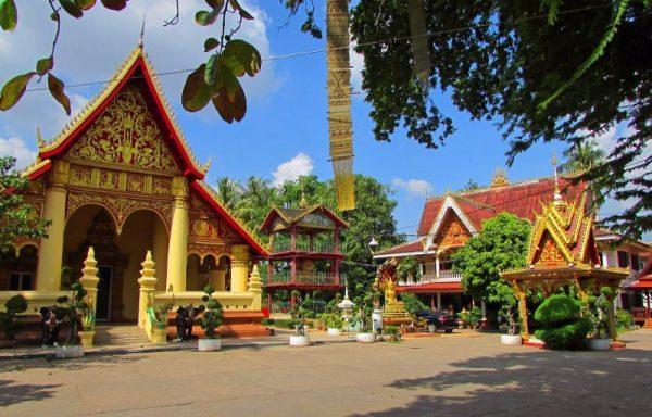 Tọa lạc trên đường Setthathilath, chùa Wat Ong Teu được du khách biết đến bởi sở hữu bức tượng Phật tạc bằng đồng lớn nhất hiện này tại Viêng Chăn.
