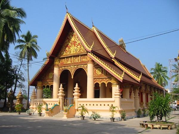 Chùa còn có trường Phật giáo Sangha, là nơi rất nhiều nhà sư trên khắp nước Lào đến để học tập.