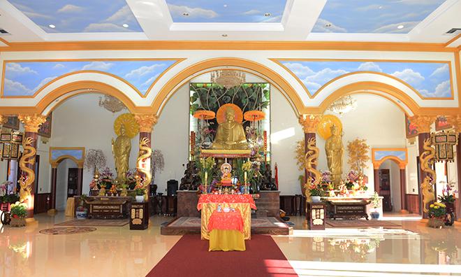Điện phật được tôn trí bằng tượng đức Phật Thích Ca Mâu Ni, hai bên thờ tượng Bồ tát Quán Thế Âm và Bồ tát Địa Tang; phía trước thờ tượng đức Phật Dược Sư, tượng và hai tượng Hộ Pháp.