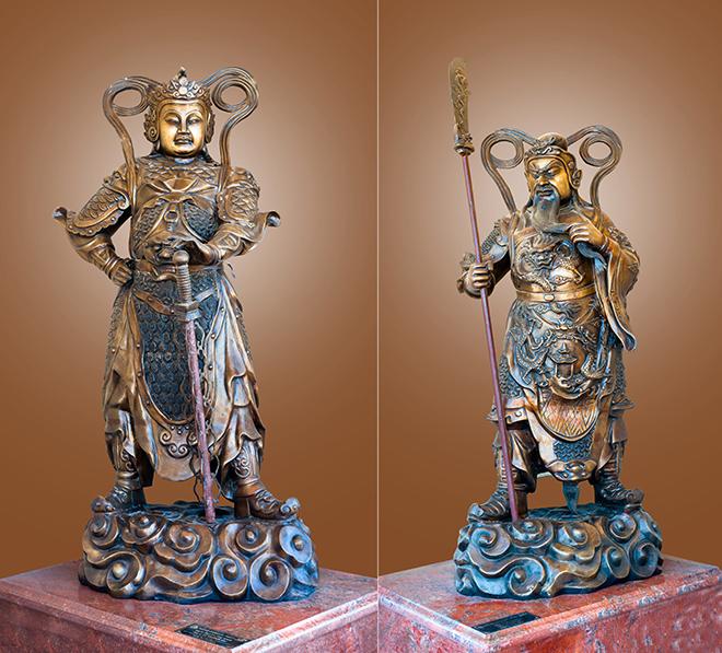 Các pho tượng Thích Ca Mâu Ni, Dược Sư, Quán Thế Âm, Địa Tạng và Hộ Pháp được đúc bằng đồng tại Huế năm 2008.