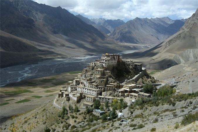 Key Gompa là một tu viện Phật giáo Tây Tạng có tuổi đời 1000 năm, nằm nổi bật trên đỉnh một ngọn đồi ở trong thung lũng Spiti trên dãy Himalaya thuộc địa phận Ấn Độ. Công trình này được thiết kế như một pháo đài để ngăn chặn các cuộc tấn công từ bên ngoài.