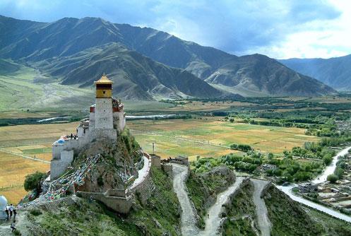 Yumbulagang là cung điện đầu tiên được xây dựng ở Tây Tạng, là nơi ở của Nyatri Tsenpo - hoàng đế đầu tiên trong lịch sử Tây Tạng. Vào thời của Đạt Lai Lạt Ma thứ 5, cung điện được này chuyển thành tu viện. Từng có quy mô rất lớn, Yumbulagang đã bị tàn phá nặng nề trong cách mạng văn hóa và chỉ được khôi phục một phần từ năm 1983.