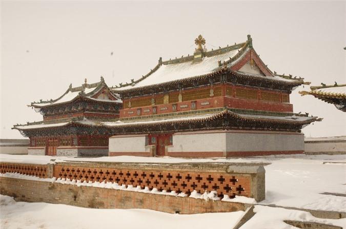 Erdene Zuu là tu viện Phật giáo cổ xưa nhất còn tồn tại ở Mông Cổ. Công trình được xây dựng vào năm 1585 dưới thời kỳ cai trị của Abtai Sain Khan, khi Phật giáo Tây Tạng bắt đầu du nhập vào Mông Cổ.