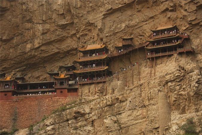 Nằm chênh vênh vách núi đá ở độ cao 75m so với mặt đất, chùa Huyền Không là một trong những tu viện Phật giáo có vị trí đặc biệt nhất trên thế giới.