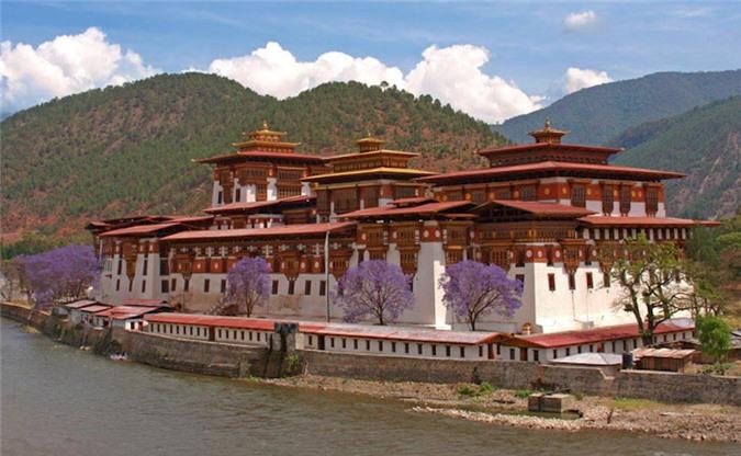 Nằm trên một hòn đảo ở nơi hợp lưu của sông Pho Chhu và Mo Chhu, Punakha Dzong là một trong những tu viện Phật giáo đẹp nhất của đất nước Bhutan.