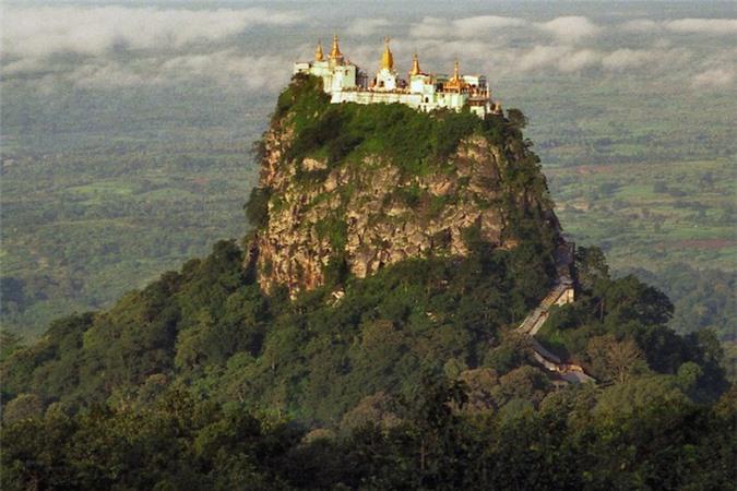 Được xây dựng trên đỉnh một ngọn núi lửa đã tắt, tu viện Phật giáo Taung Kalat là một trong những thắng cảnh nổi tiếng của Myanmar. Để lên tu viện, du khách phải leo 777 bậc thang.
