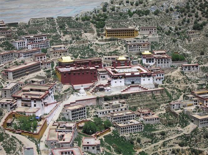 Nằm ở đỉnh núi Wangbur với độ cao 4.300, tu viện Ganden là một trong ba tu viện Phật giáo quan trọng nhất của Tây Tạng. Tu viện từng bị tàn phá vào năm 1959 và được khôi phục trong những năm 1980.