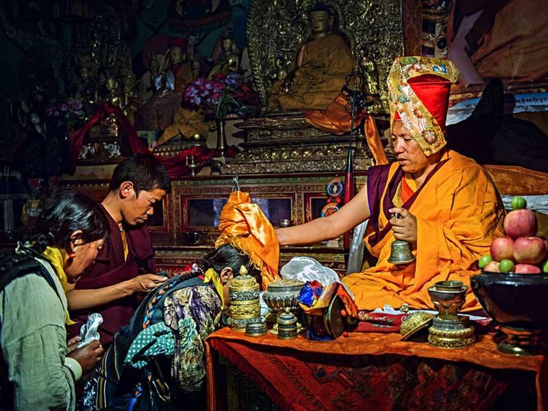 Không chỉ là nơi tham quan, tu viện Sakya còn là nơi mọi người tới cầu nguyện. Ảnh: Tibet Vista.