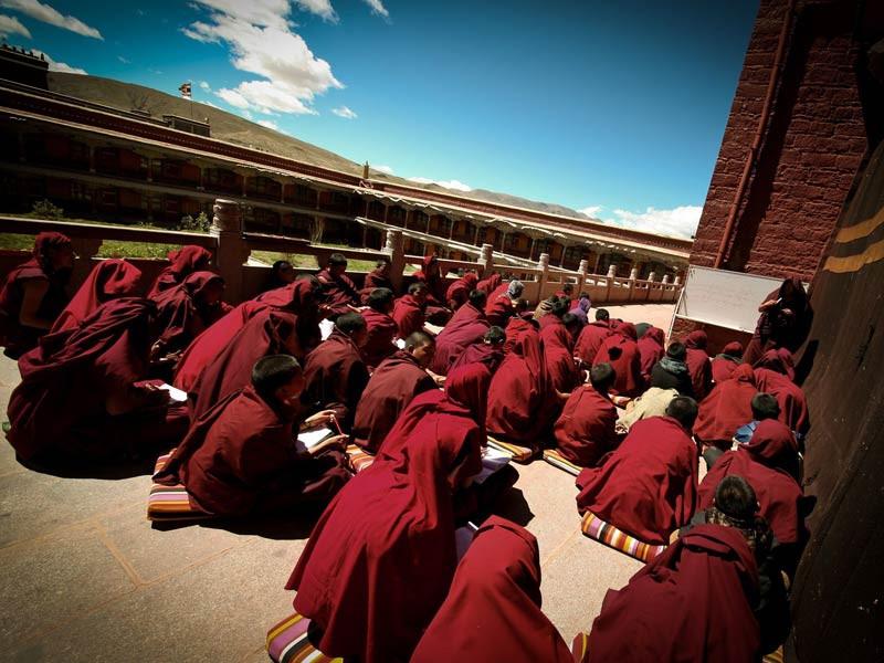 Tu viện còn giảng dạy 10 ngành khoa học khác nhau. Ảnh: Tibet Vista.