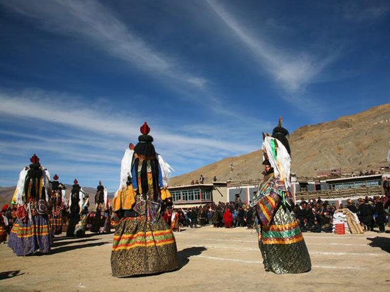 Một trong những điểm nổi bật khác tại Sakya là lễ hội múa Chăm được tổ chức hàng năm. Trong lễ hội, các thầy tu đeo mặt nạ, mặc trang phục sặc sỡ và nhảy những điệu nhảy truyền thống. Lễ hội được tổ chức trong 2-3 ngày vào đầu năm và là một sự kiện lớn trong lịch lễ hội Phật giáo. Ảnh: Tibet Vista.