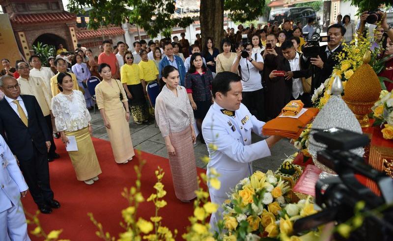 Ông Thapana Sirivadhanabhakdi- Chủ tịch Tập đoàn ThaiBev, được ủy nhiệm của Hoàng gia Thái Lan, chủ trì lễ dâng Y Kathina.