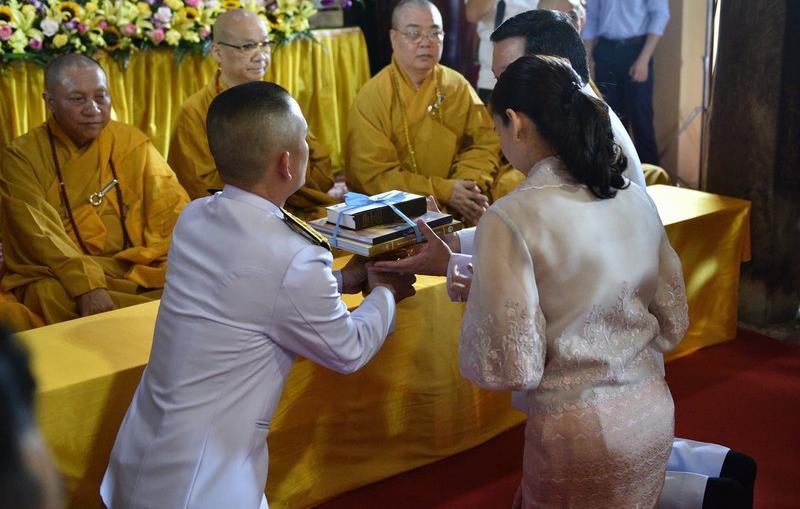 Ngoài dâng Y là thứ quan trọng nhất trong buổi lễ, vị đại diện của Thái Lan còn dâng lên các phẩm vật khác để tỏ lòng tri ân Chư Tăng.