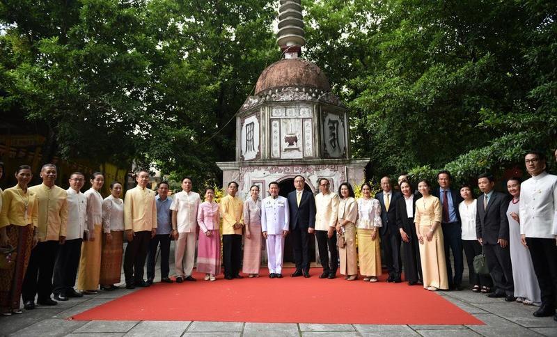 Phái đoàn Thái Lan chụp ảnh lưu niệm trước bia mộ Hoà thượng Thích Đức Nhuận- Đệ nhất Pháp chủ GHPGVN.