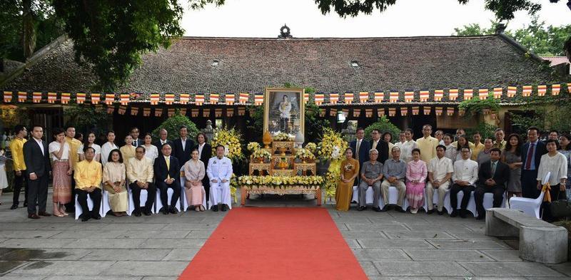 Các đại biểu tham dự lễ dâng Y Kathina chụp ảnh lưu niệm bên ảnh Quốc vương Thái Lan Maha Vajiralongkorn Phra Vajiraklaochaoyuhua.