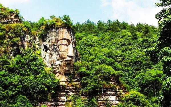 Tượng Phật ẩn sâu trong núi đá.