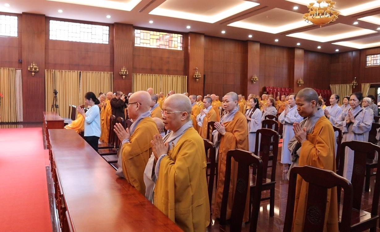Chư Ni, Phật tử về tham dự lễ tưởng niệm lần thứ 57 ngày Bồ Tát vị pháp thiêu thân.