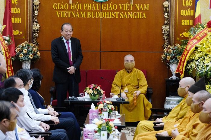 Phó Thủ tướng Thường trực Chính phủ Trương Hòa Bình thay mặt lãnh đạo Đảng, Nhà nước tới thăm, chúc mừng Trung ương Giáo hội Phật giáo Việt Nam và Tăng, Ni, Phật tử tại chùa Quán Sứ.