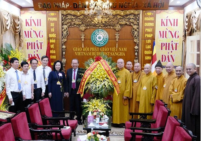 Phó Thủ tướng Thường trực Trương Hòa Bình tặng hoa chúc mừng Đại lễ Phật đản 2020.