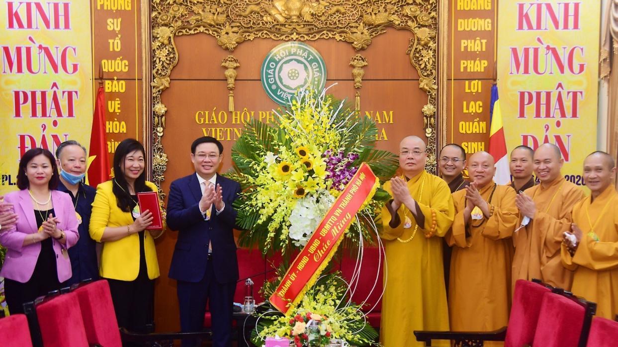 Phái đoàn lãnh đạo thành phố Hà Nội tặng hoa chúc mừng Đại lễ Phật đản 2020 – Phật lịch 2564