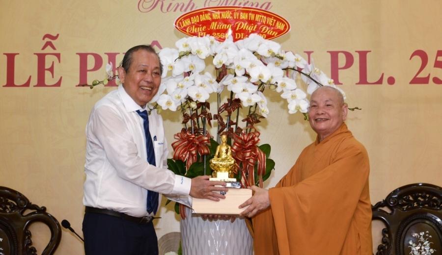 Ủy viên Bộ Chính trị, Phó Thủ tướng Thường trực Chính phủ Trương Hòa Bình chúc mừng Giáo hội Phật giáo Việt Nam nhân Đại lễ Phật đản.