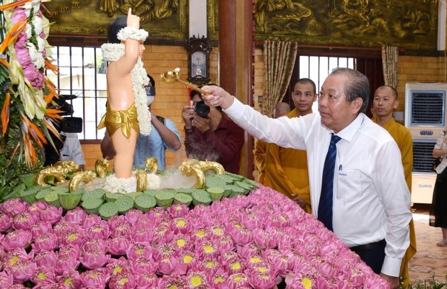 Tại chùa Minh Đạo, Phó Thủ tướng Trương Hòa Bình đã thực hiện nghi thức tắm Phật theo thông lệ mừng lễ Phật đản của Phật giáo
