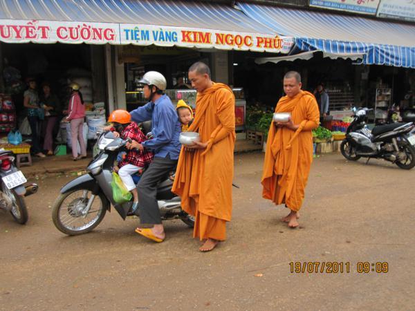 Vấn nạn giả danh tu sĩ Phật giáo & giải pháp bài trừ