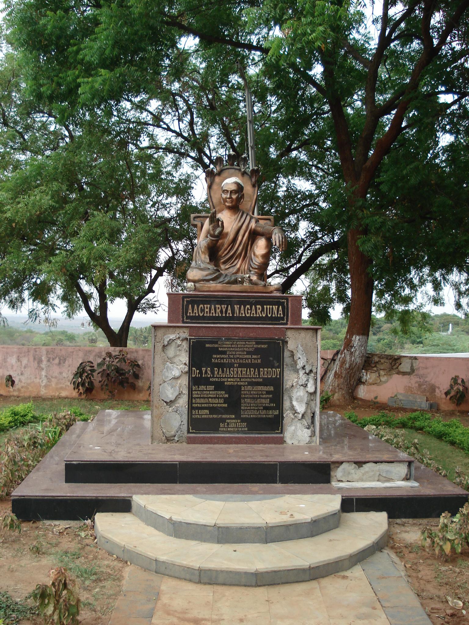 Tượng ngài Long Thọ tại Nagarjunakonda