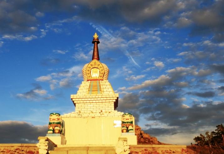 Bảo tháp của Đức Phật Thích Ca Mâu Ni, tượng trưng cho dòng dõi của ông từ Thiên đường Tushita. Được xây dựng bởi Shiwalha Rinpoche ở Burgan Izi (Dấu chân của Đức Phật), giữa các làng Tselinnoe và Shambalyg ở Tuva.