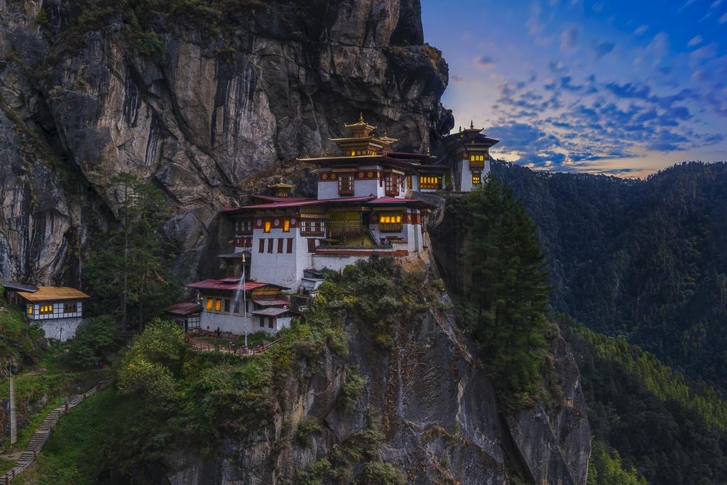 Diện tích Bhutan được bao phủ bởi rừng: Vương quốc Bhutan nằm kề bên dãy núi Himalaya, 72% diện tích đất nước được bao phủ bởi rừng. Người Bhutan luôn cảm thấy may mắn hơn so với người dân các quốc gia khác trong kỳ nghỉ. Thay vì phải chen chúc tại khu đô thị ngột ngạt, họ có thời gian nghỉ ngơi và tận hưởng ở không gian trong lành. Nơi đây chỉ đón một số lượng khách du lịch quốc tế nhất định vào nước mỗi năm. Ảnh: The planet D.