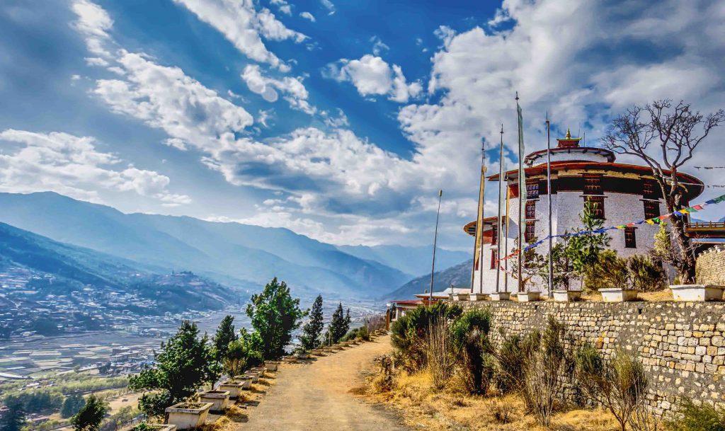 Mức độ ô nhiễm rất thấp: Bhutan là chính phủ đầu tiên trên thế giới cấm bán và hút thuốc lá từ năm 2004. Người dân Bhutan sống trong một bầu không khí trong lành, chỉ số carbonic trong không khí đạt mức âm. Việc nhập khẩu các loại phân bón hóa học hoàn toàn bị cấm ở đất nước này.