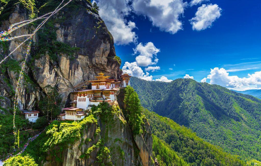 Mức tăng trưởng GDP nhanh: Bhutan nhanh chóng trở nên giàu có bằng việc cho phép Ấn Độ đầu tư vào lĩnh vực thủy điện. GDP của đất nước tăng trưởng đều đặn trong vài năm qua. Họ cho rằng khai thác nguồn tài nguyên hợp lý là một điều khiến mọi thứ trở nên hạnh phúc. Cách này giúp người dân nơi đây không phải lao động nhiều nhưng vẫn nhận được thành quả xứng đáng. Ảnh: Gobhutantours.