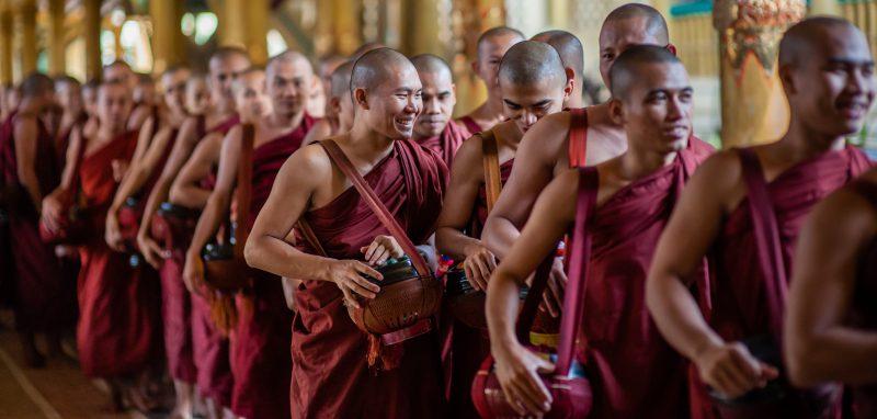 Là con người, tất cả chúng ta đều có tiềm năng để trở thành người hạnh phúc và tràn đầy từ bi tâm, nhưng đồng thời chúng ta cũng có thể làm tổn hại và mang lại những khổ đau cho người khác. Tất cả những xu hướng này tiềm ẩn nơi thân tâm mỗi người.
