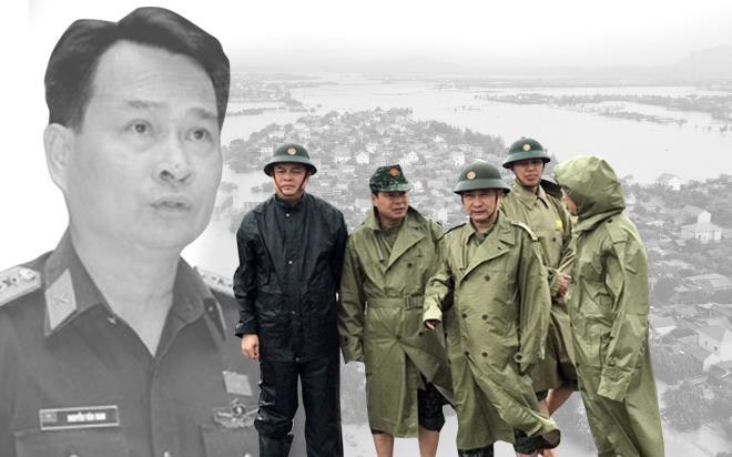 Thiếu tướng Nguyễn Văn Man thị sát tình hình mưa lũ và chỉ đạo công tác cứu hộ, giúp đỡ người dân tại huyện Phong Điền, Thừa Thiên Huế, ngày 11.10.