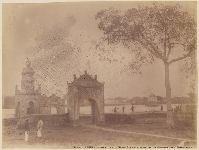 Khung cảnh nhìn từ cổng trong chùa Báo Ân, 1885
