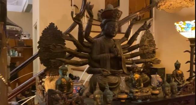 Những bức tượng Phật được bày biện khắp nơi. Được biết, hai mẹ con cô đã chọn theo sở thích của mình và bày trí tinh tế để mang lại sự ấm cúng cho ngôi nhà.