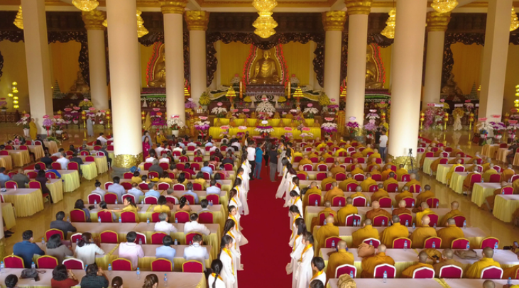 Buổi lễ khánh thành tượng Phật ngồi cao 73 m diễn ra tại chính điện chùa Phật Quốc Vạn Thành. Ảnh: Tông Uyên.