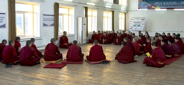 Giảng dạy sinh viên tại Đại học Phật giáo Dashi Choinkhorlin.