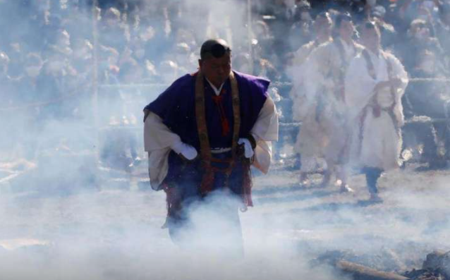 Một nhà sư đi trên than nóng tại lễ hội Matsuri hiwatari năm 2021