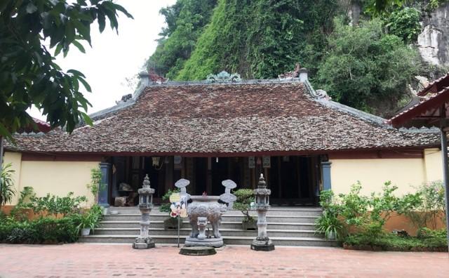 Gian chính của chùa Vồm được đặt ngay dưới chân núi Bàn A, trong khuôn viên rộng rãi, thoáng đãng.