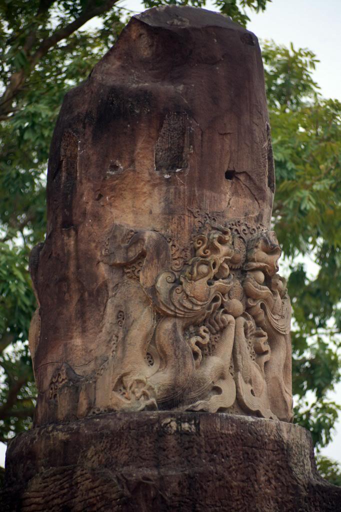 Hiện nay, có nhiều ý kiến khác nhau về ý nghĩa của cột đá chùa Dạm. Có nhà nghiên cứu cho rằng, những cột đá này là biểu tượng sinh thực khí Linga và Yoni đã được Việt hóa, mang mơ ước mưa thuận gió hòa, đời sống ấm no thịnh trị.